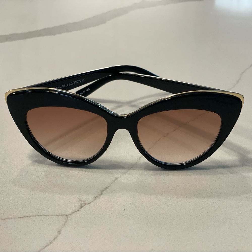 Le Spec Beautiful Stranger Black w Gradient Lens
NWOT PERFECT CONDITION !!!